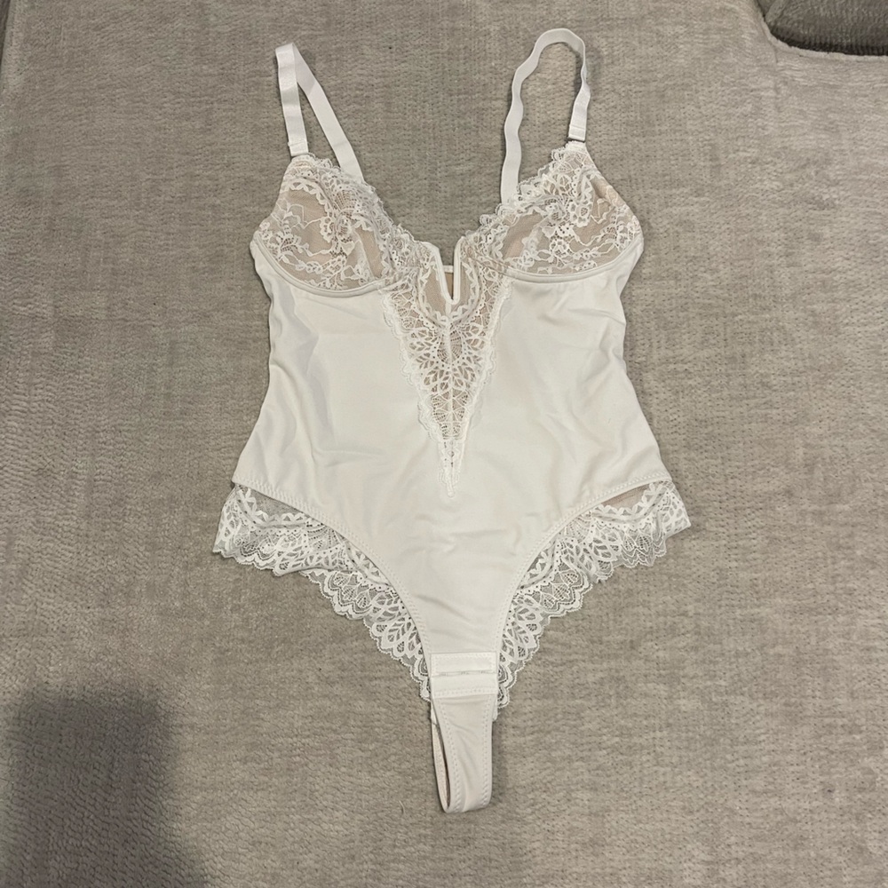White Lace Bodysuit, Womens size Small, Heyshape, With tags